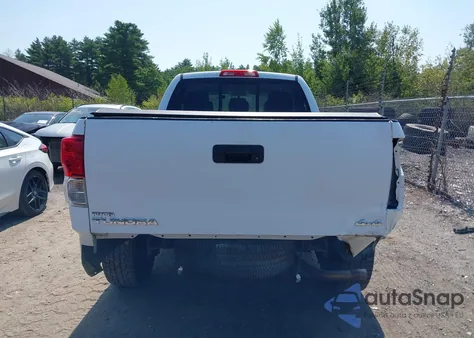 2010 Toyota Tundra Grade 4.6L V8 z USA, uszkodzony, nr VIN 5TFUM5F14AX014785